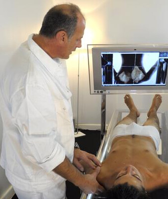 Mariano Prosseda durante un trattamento individuale con paziente e radiografia sullo schermo